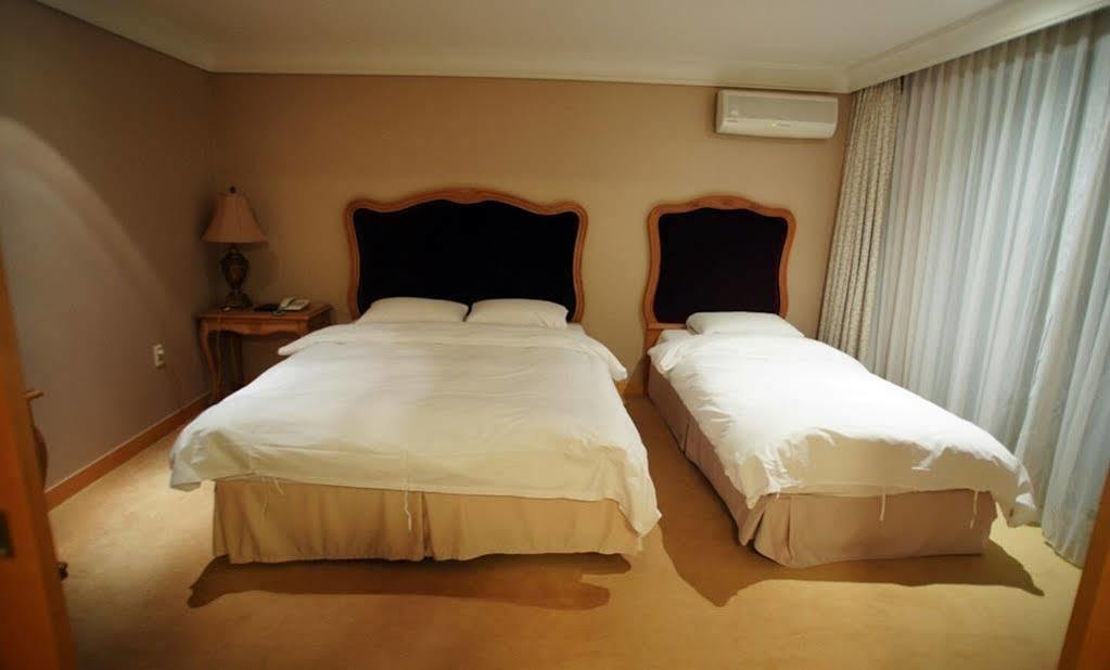 Lake Hills Jeju Resort Seogwipo Bagian luar foto